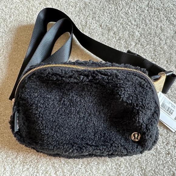 NWT Lululemon Black Fleece Everywhere Belt Bag Fanny Pack Crossbody - Picture 1 of 2